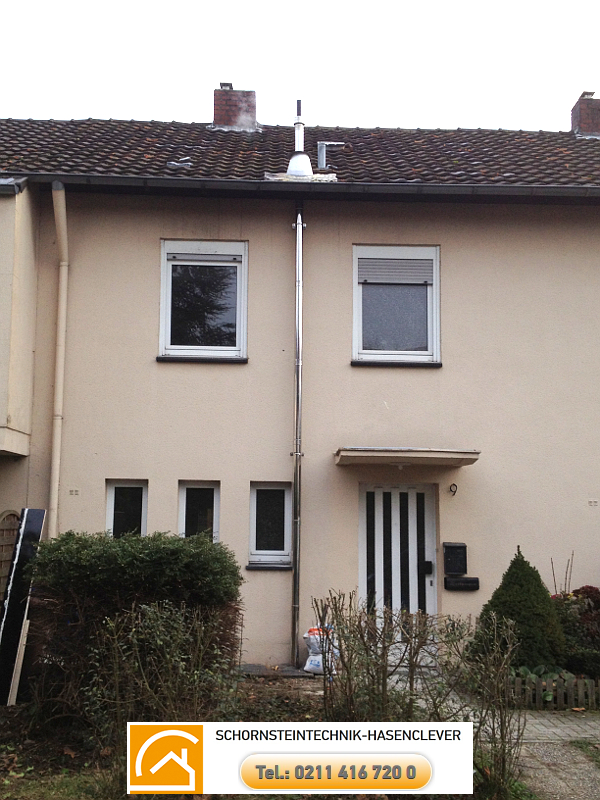 Montage konzentrischer Abgasleitung als Außenwandkamin mit Durchführung durch Dachvorsprung